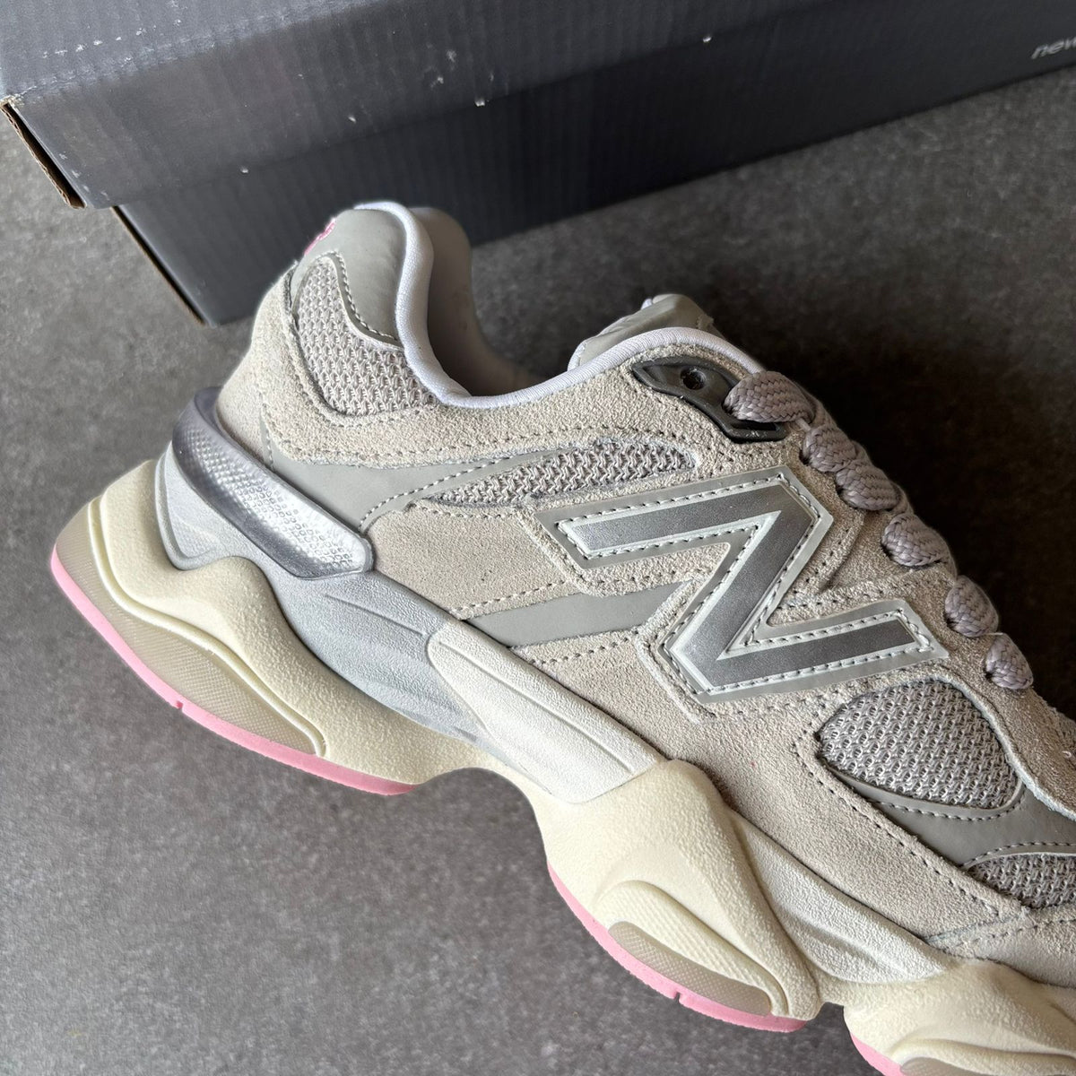 Tênis New Balance 9060 Danone Couro Legítimo