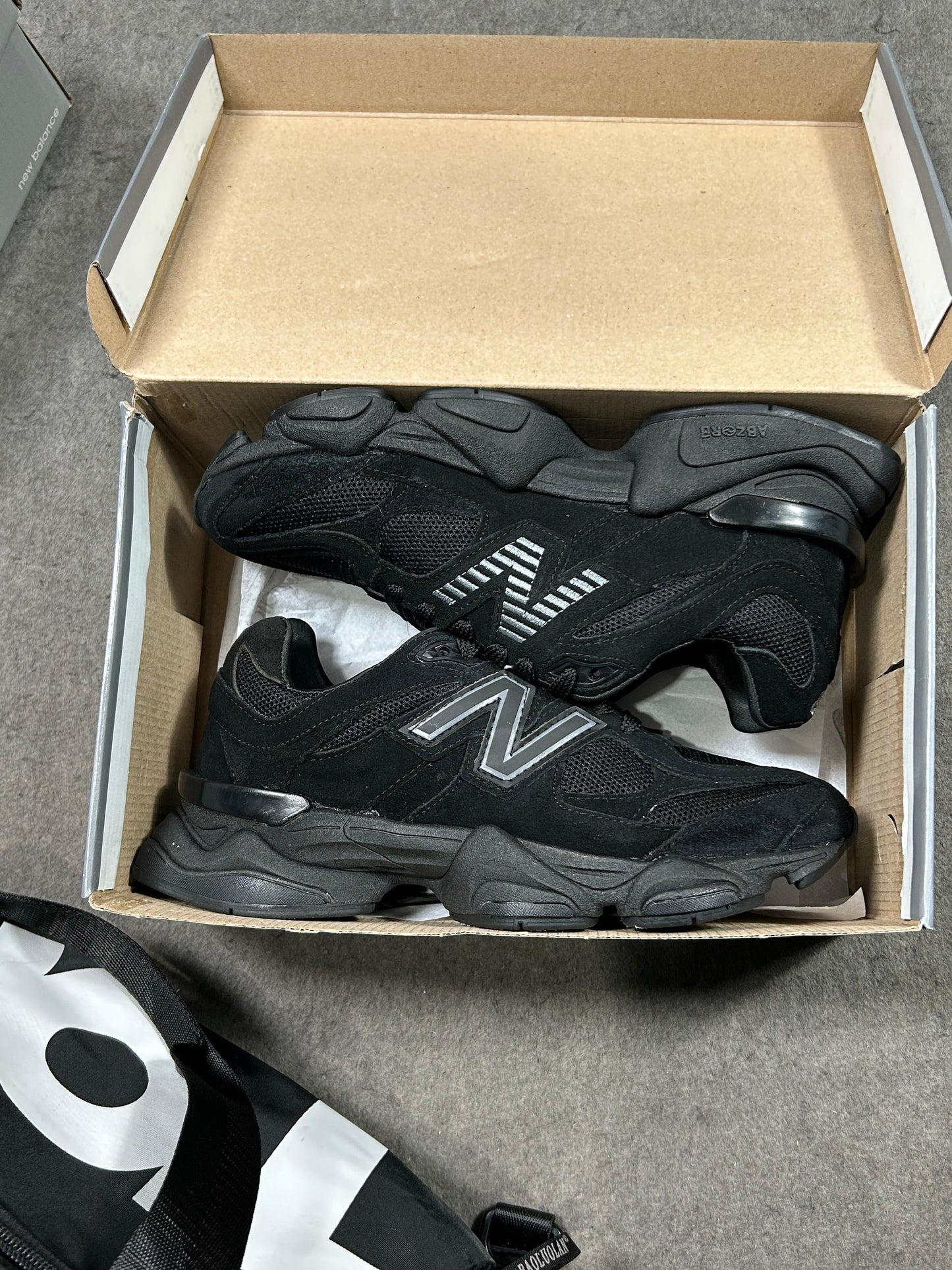 Tênis New Balance 9060 Sea Salt Preto Masculino Couro Legítimo