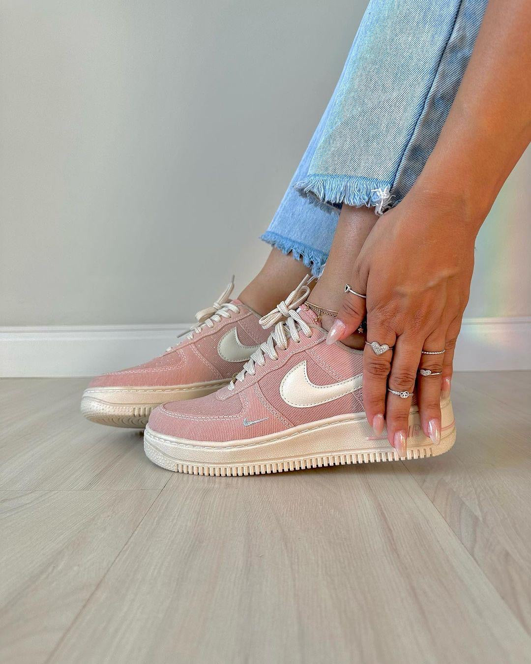Tênis Nike Air Force 1 Flamingo Jeans Rose