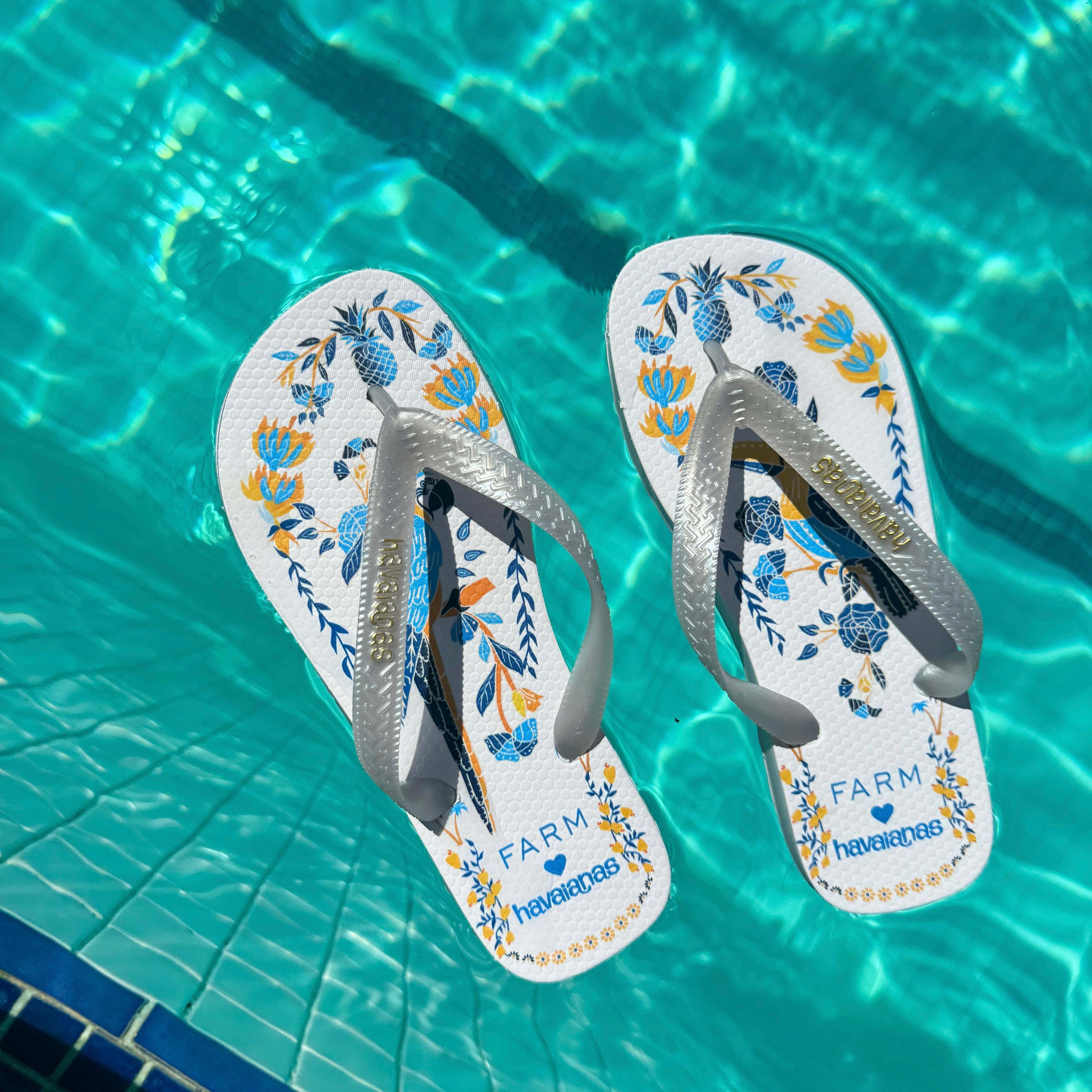 Chinelo Havaianas Farm Tucano Branco e Azul – Tênis Divas