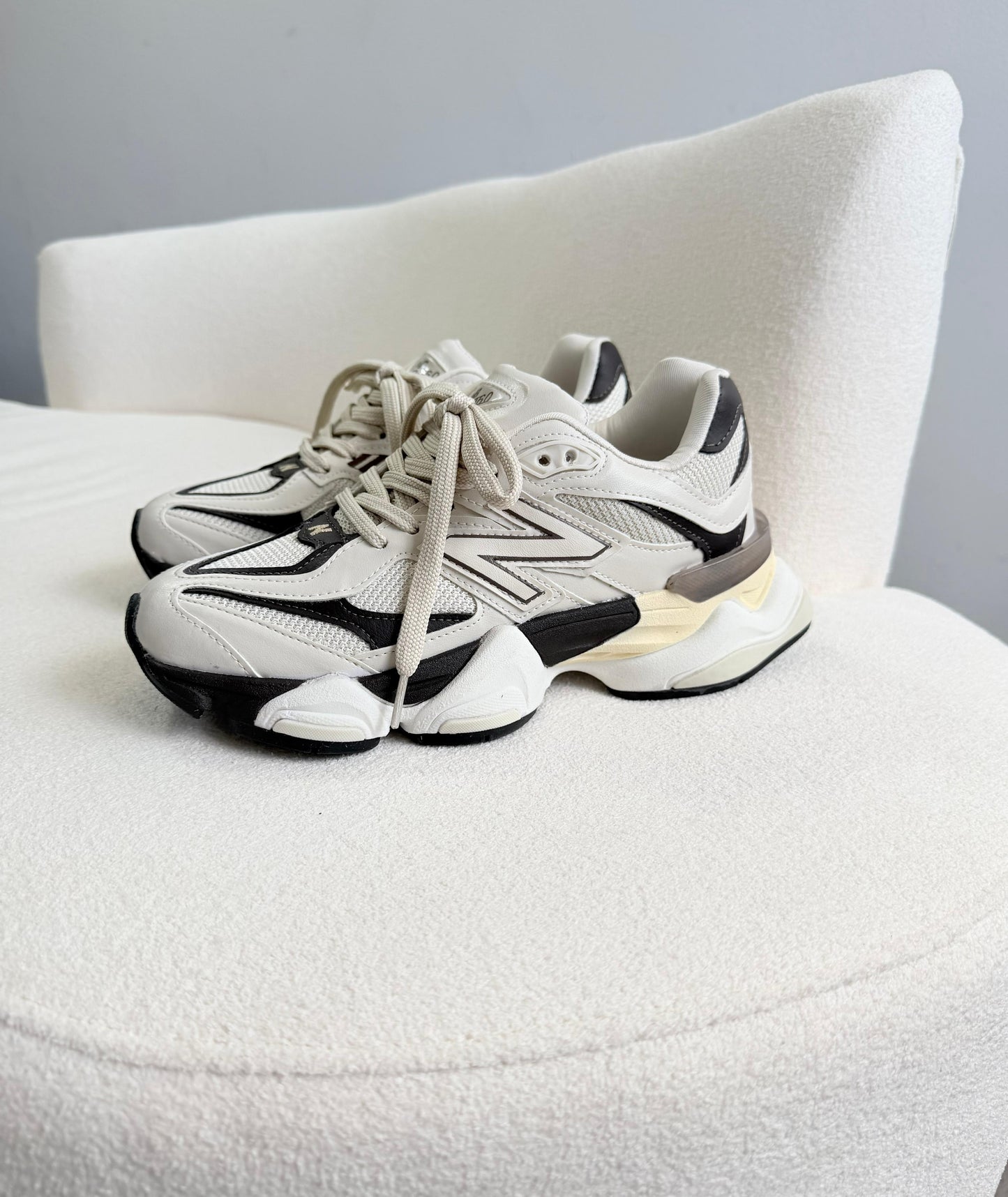 Tênis New Balance 9060 Sea Salt Vanilla Black Couro Legítimo