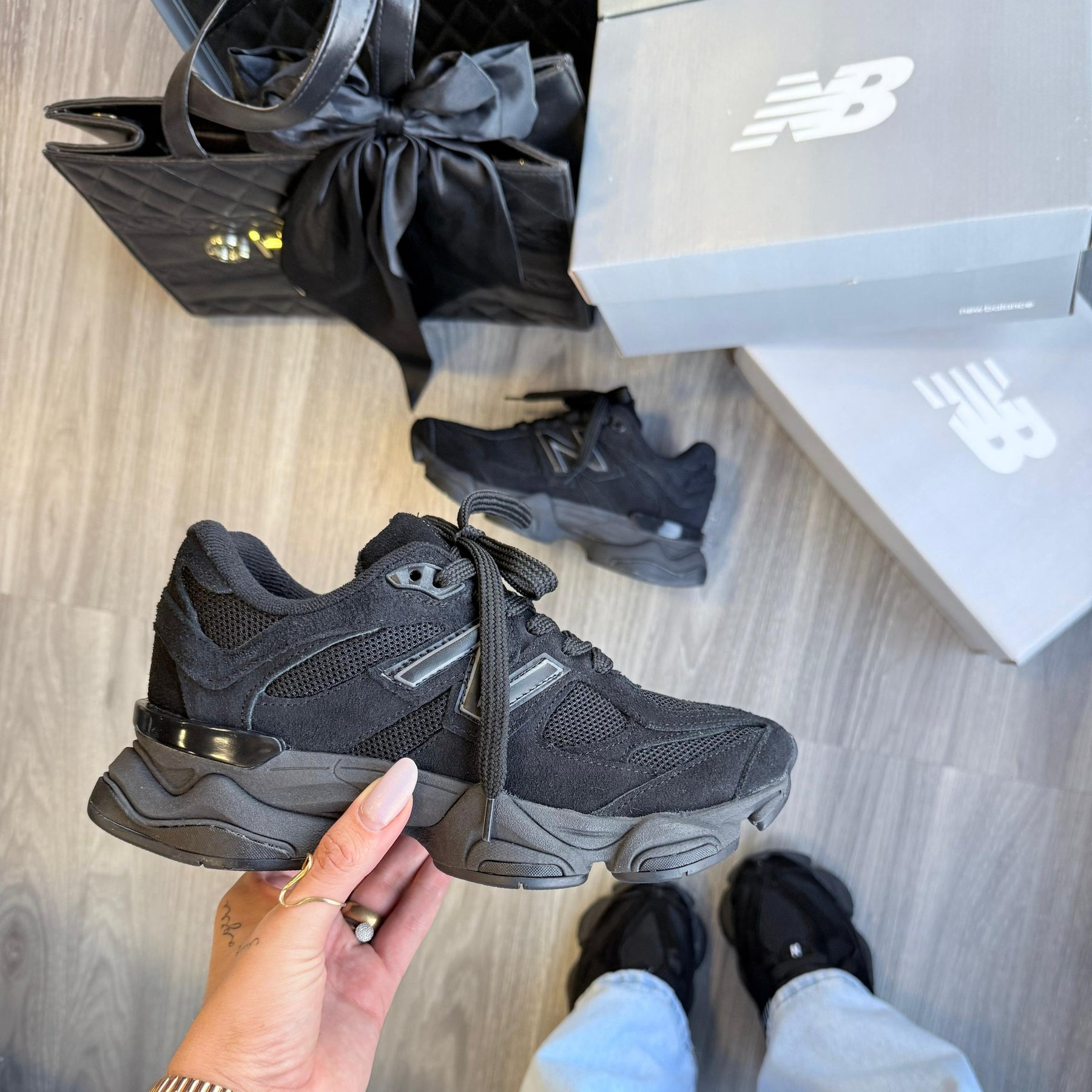 Tênis New Balance 9060 Sea Salt Preto Feminino Couro Legítimo
