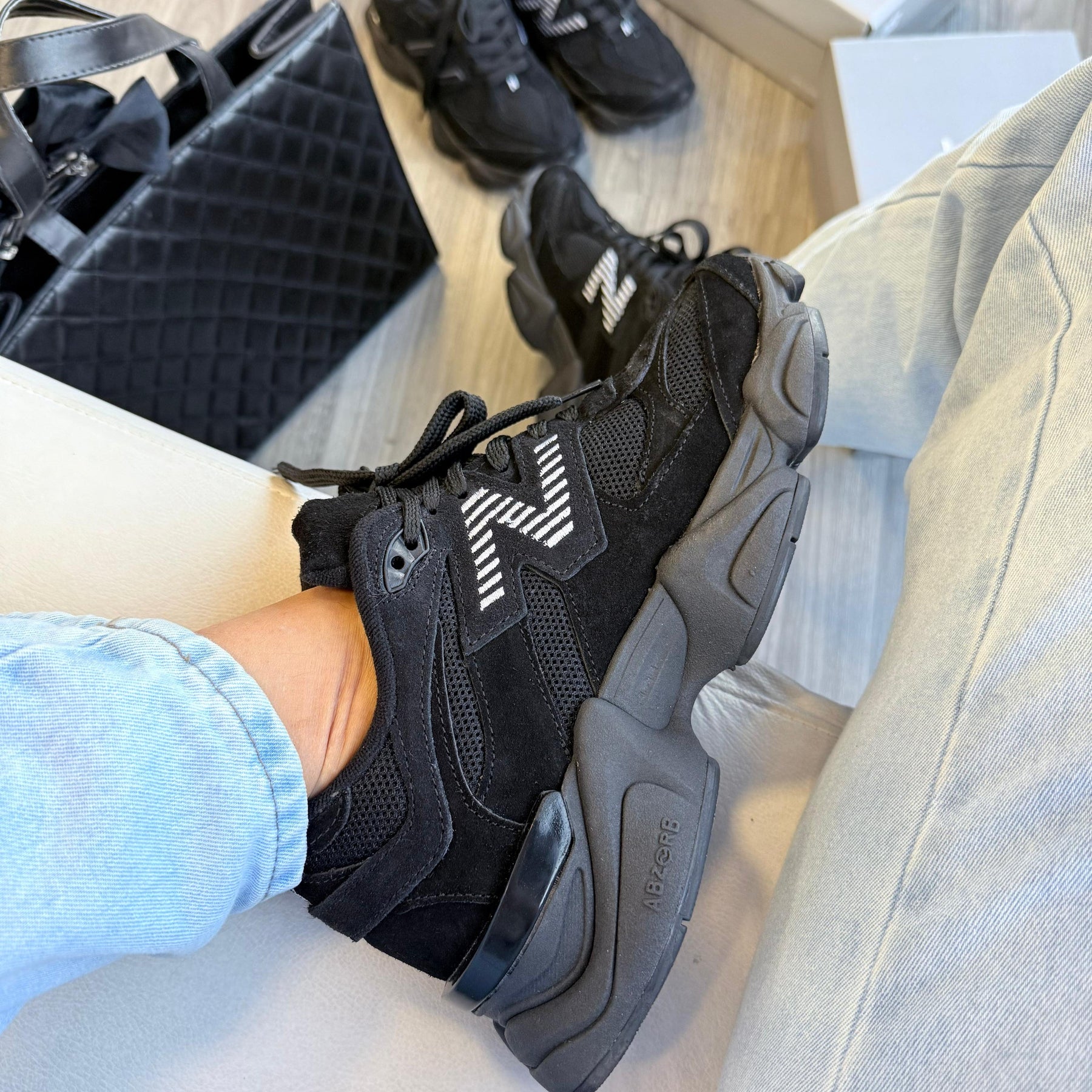 Tênis New Balance 9060 Sea Salt Preto Feminino Couro Legítimo