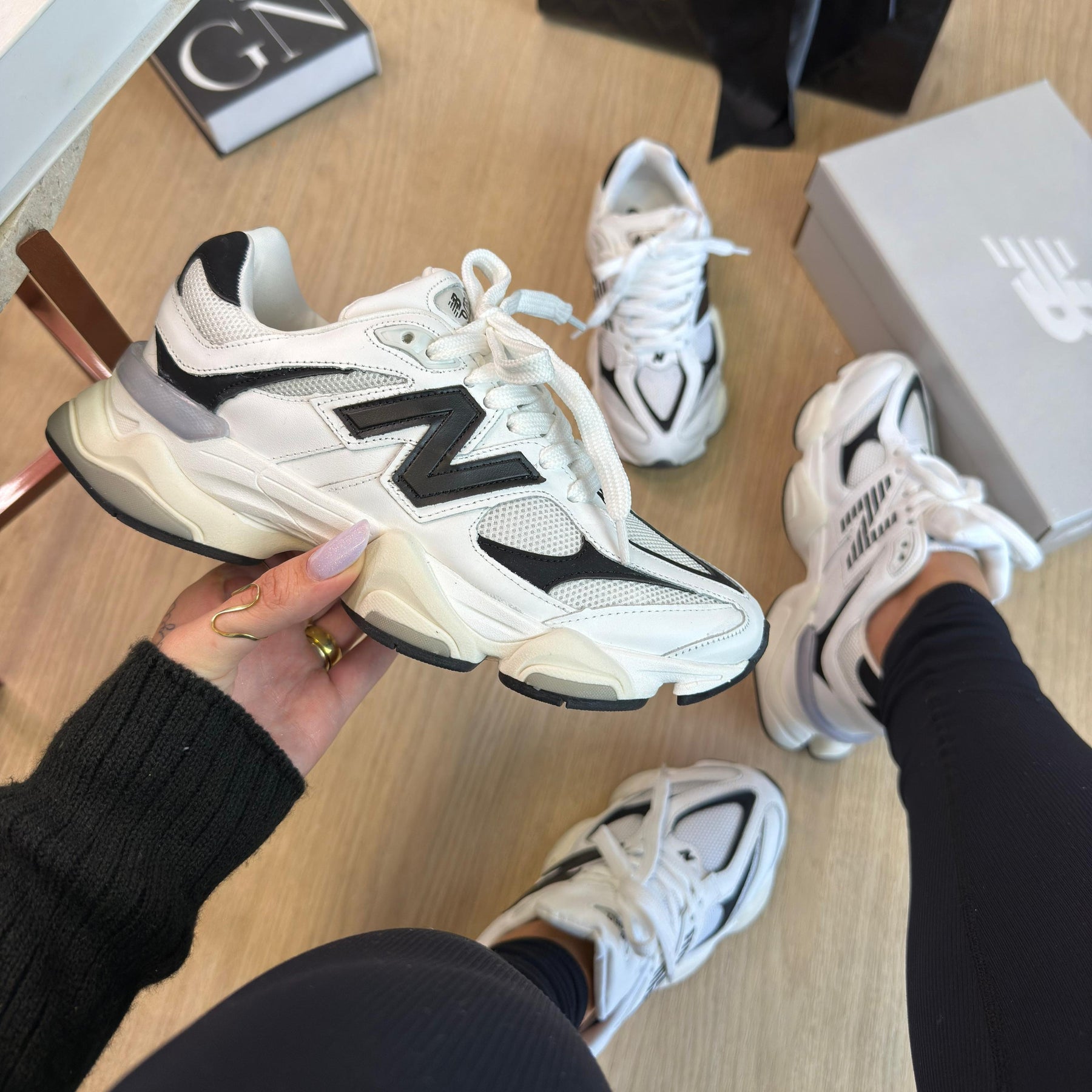 Tênis New Balance 9060 Sea Salt Branco e Preto Feminino Couro Legítimo