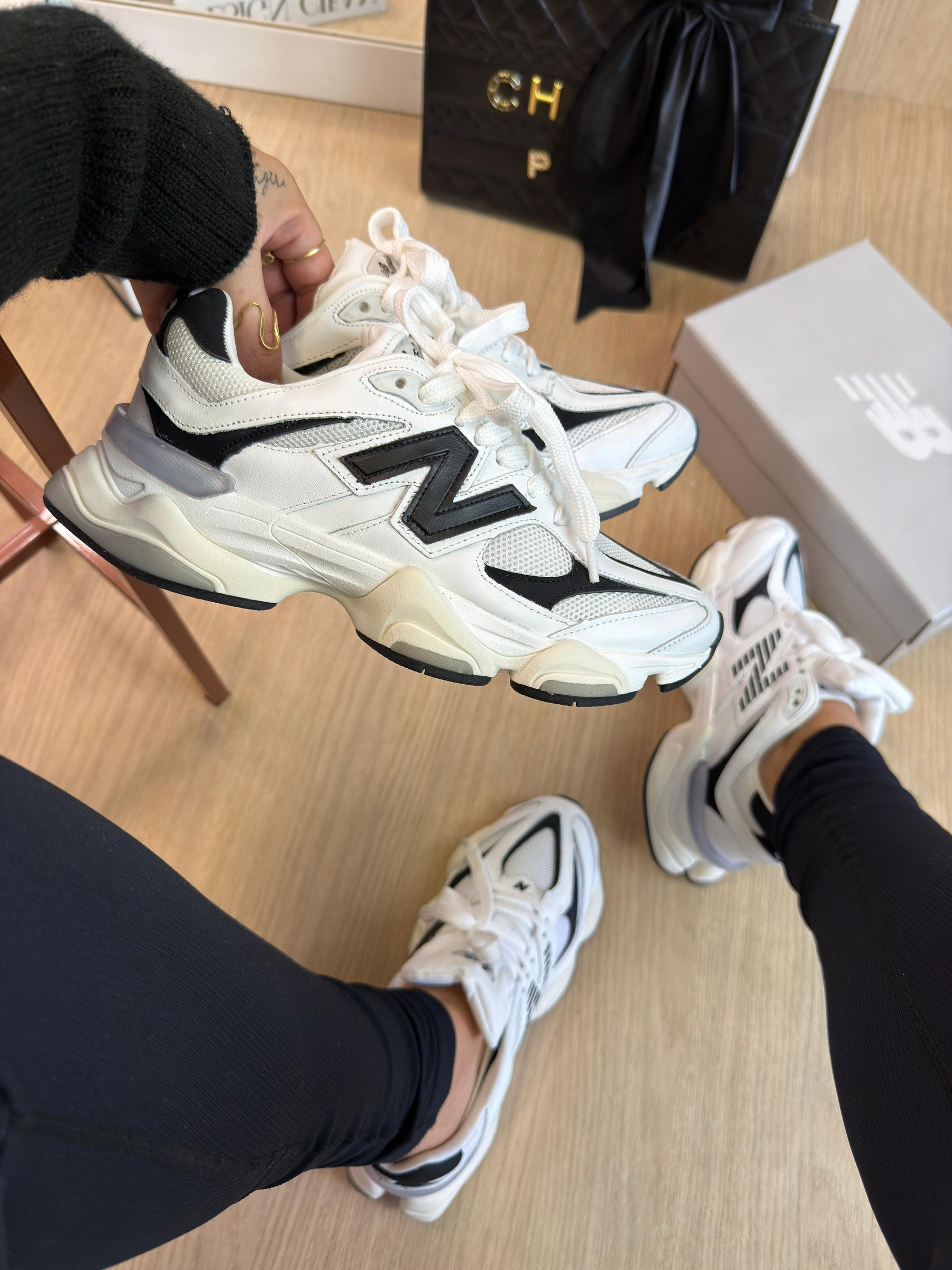 Tênis New Balance 9060 Sea Salt Branco e Preto Feminino Couro Legítimo