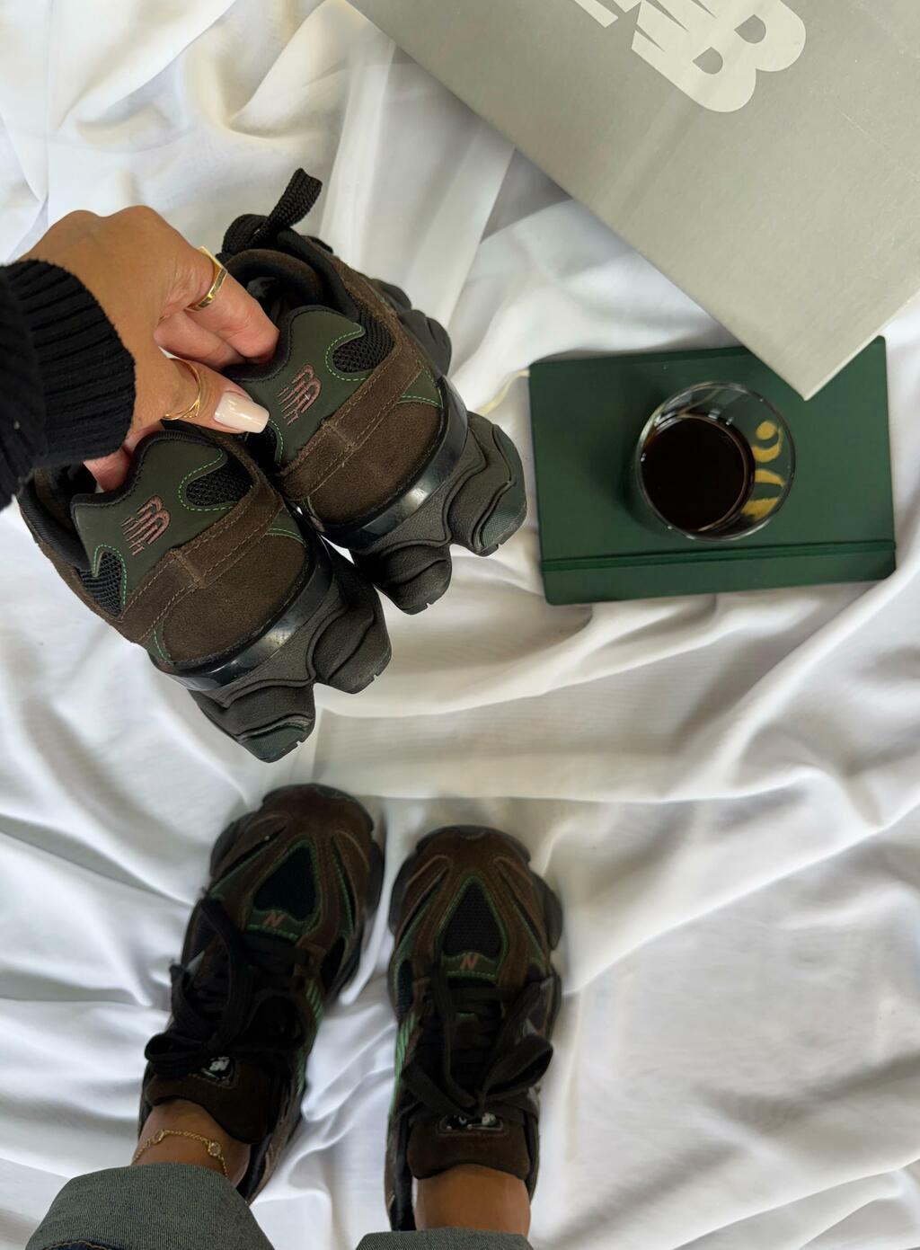 Tênis New Balance 9060 Sea Salt Marrom Militar Couro Legítimo