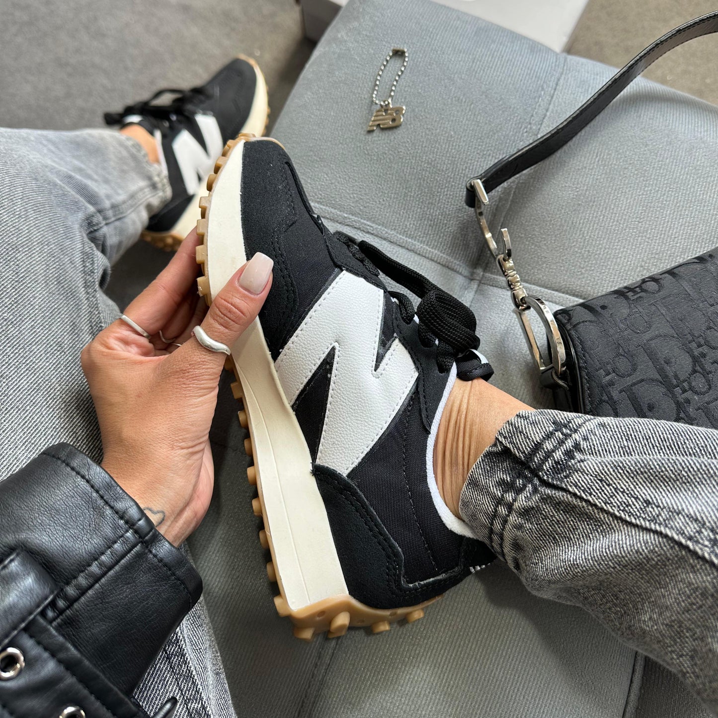 Tênis New Balance 327 Preto e Branco Prime