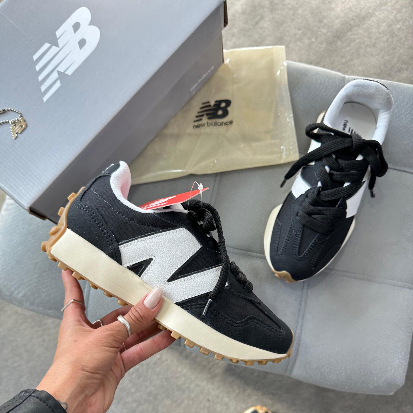 Tênis New Balance 327 Preto e Branco Prime