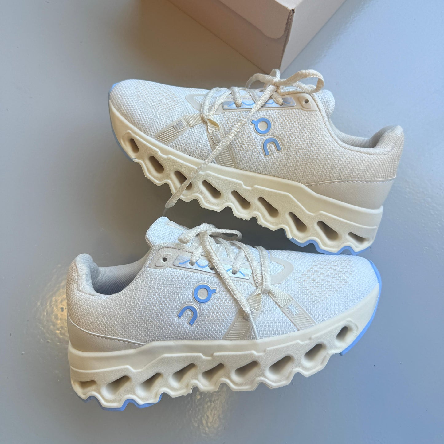 Tênis ON Cloud Cloudsurfer Off White Azul Bebê Prime