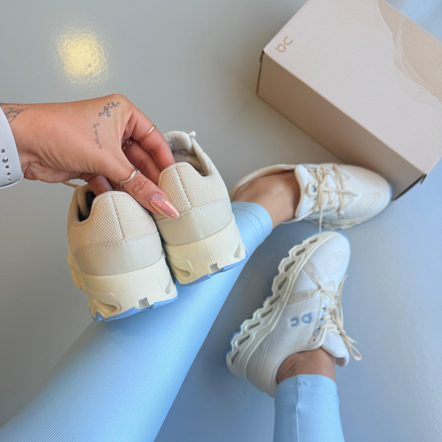 Tênis ON Cloud Cloudsurfer Off White Azul Bebê Prime
