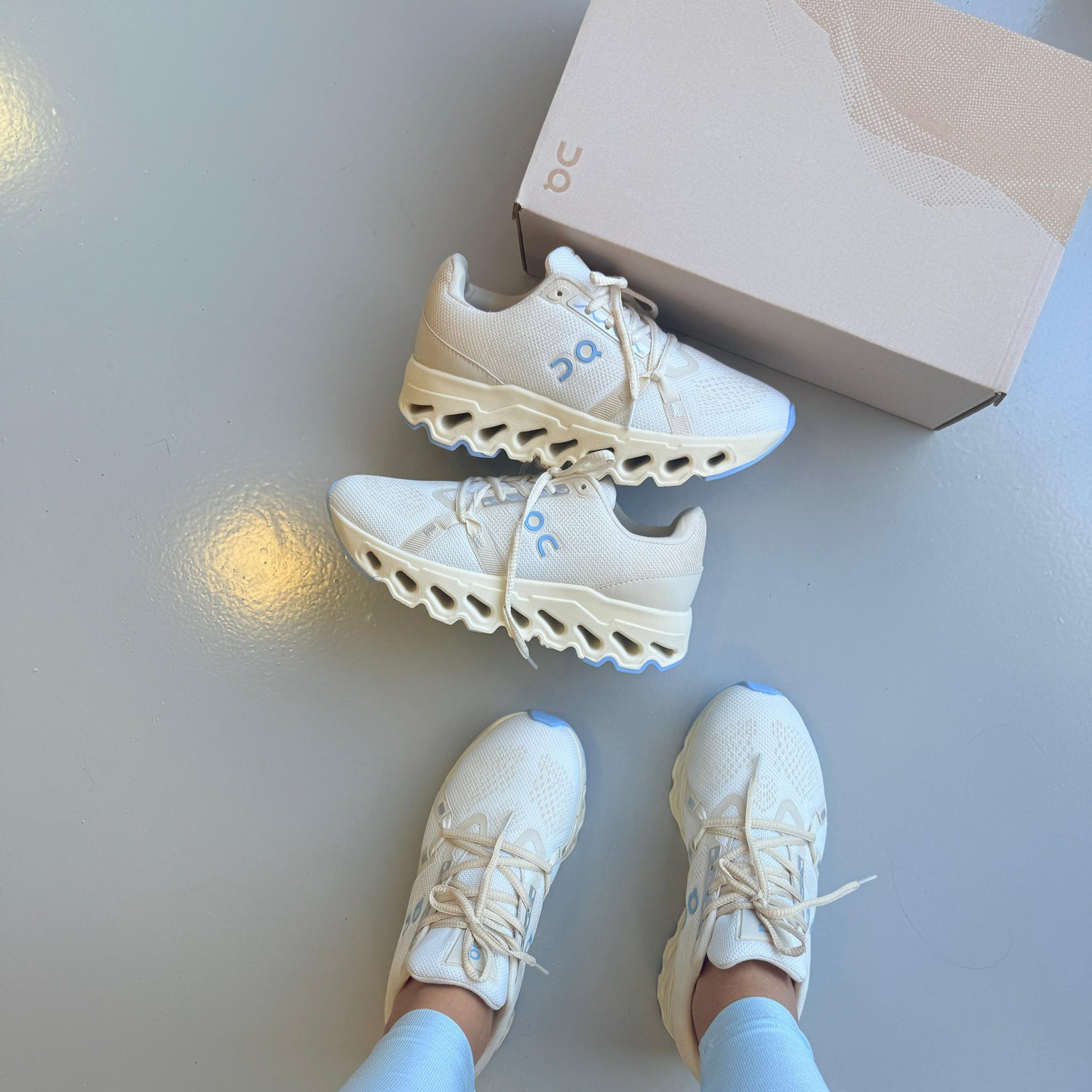 Tênis ON Cloud Cloudsurfer Off White Azul Bebê Prime