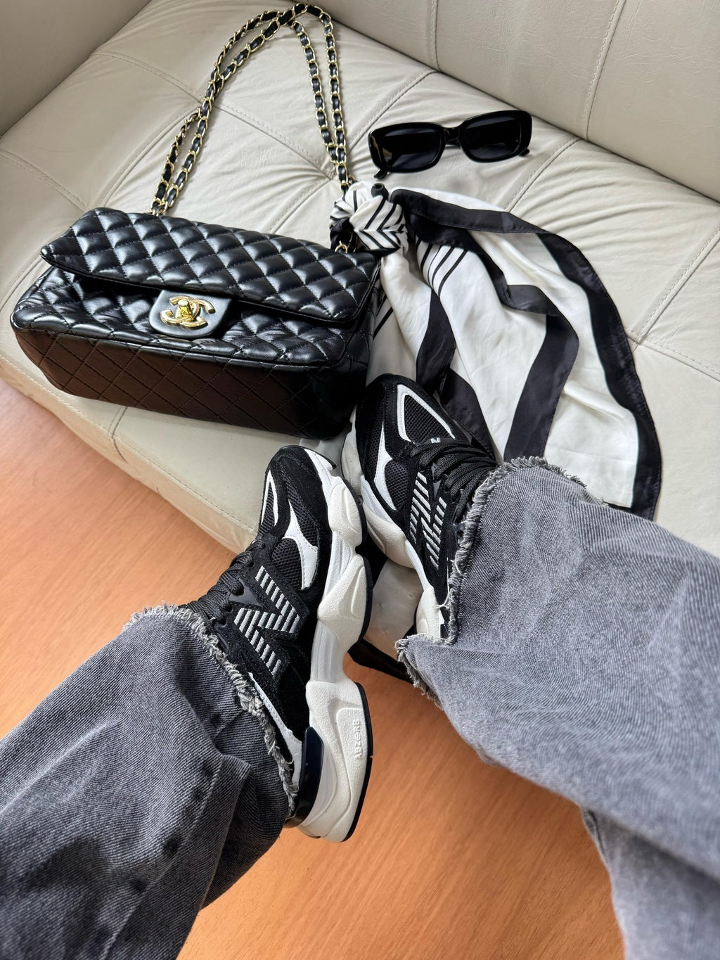 Tênis New Balance 9060 Sea Salt Preto e Branco Feminino Couro Legítimo