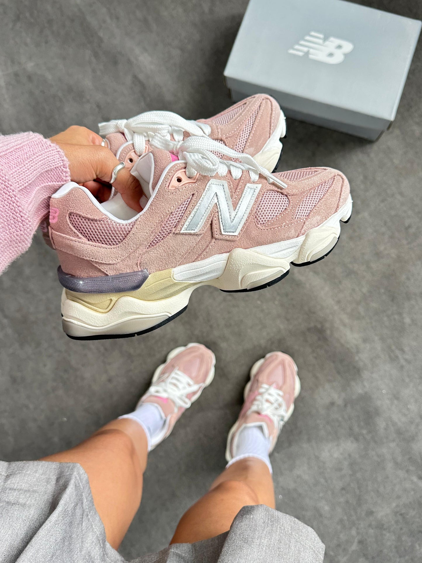 Tênis New Balance 9060 Sea Salt Cinza e Rosa Couro Legítimo