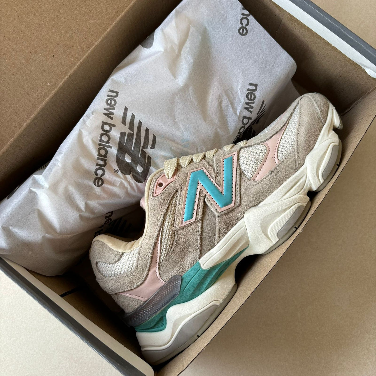 Tênis New Balance 9060 Sea Salt Nude Azul Couro Legítimo