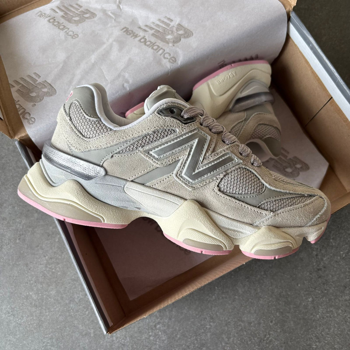 Tênis New Balance 9060 Danone Couro Legítimo