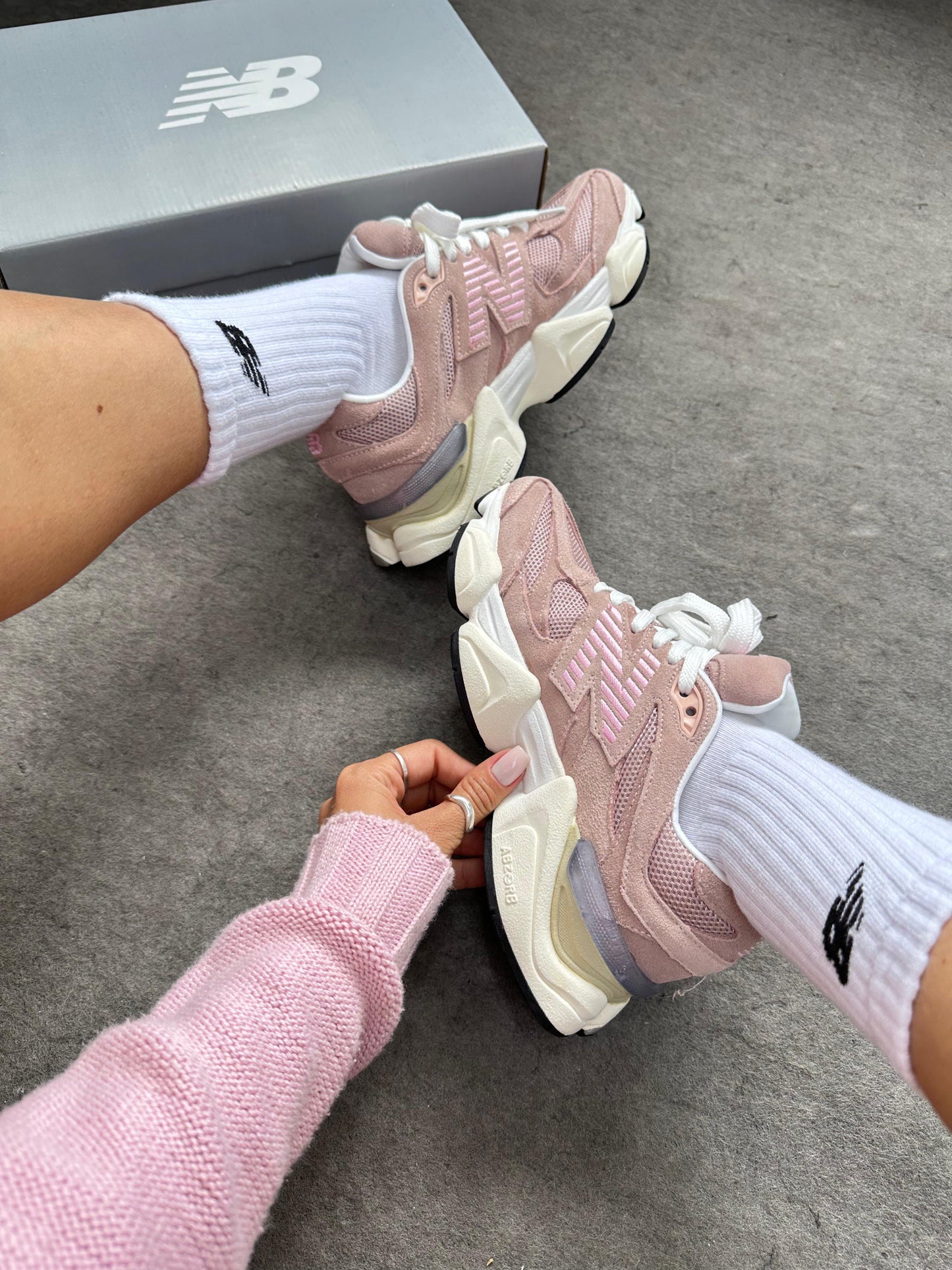 Tênis New Balance 9060 Sea Salt Cinza e Rosa Couro Legítimo