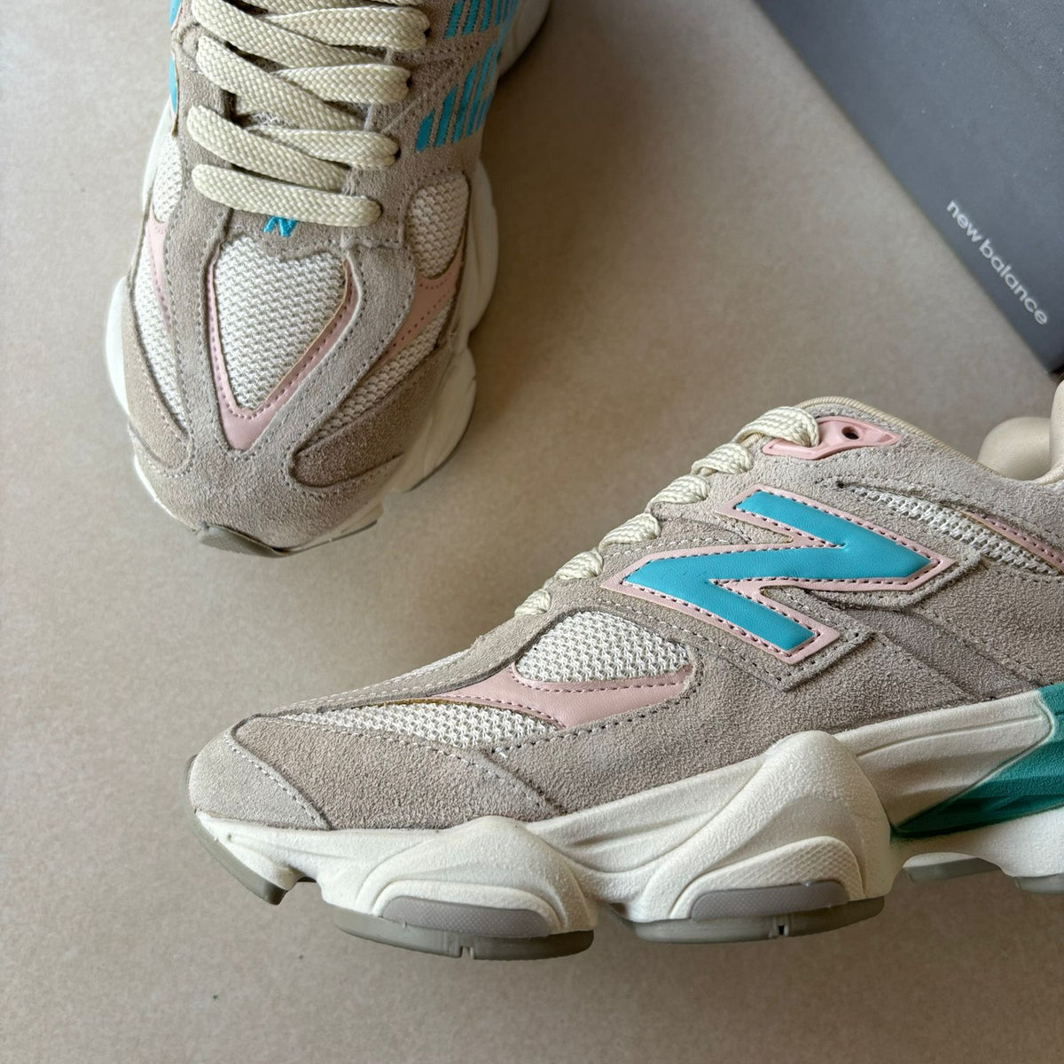 Tênis New Balance 9060 Sea Salt Nude Azul Couro Legítimo