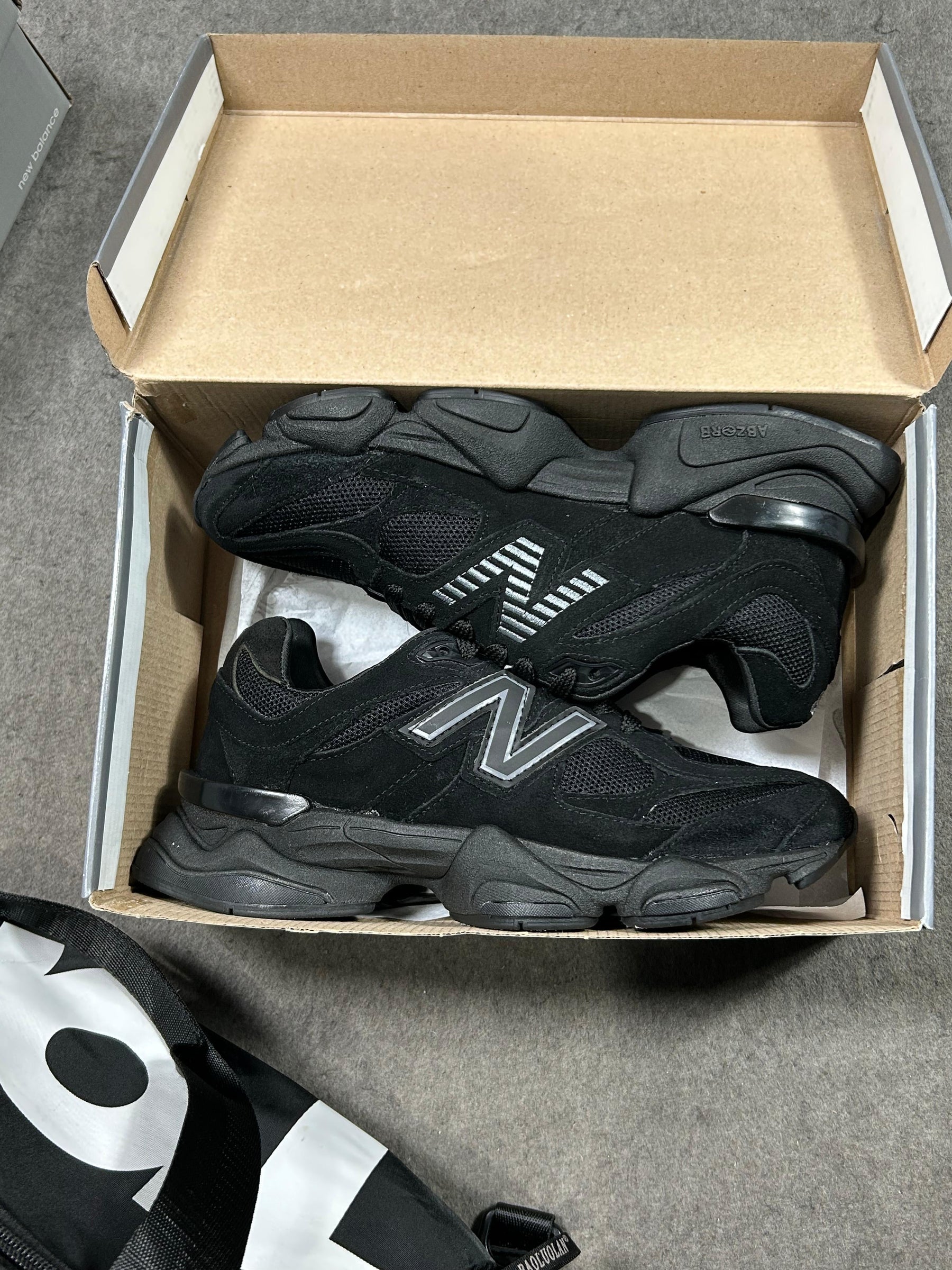 Tênis New Balance 9060 Sea Salt Preto Masculino Couro Legítimo