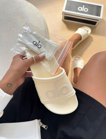 Chinelo Slide Alo Off White + Tiara Premium