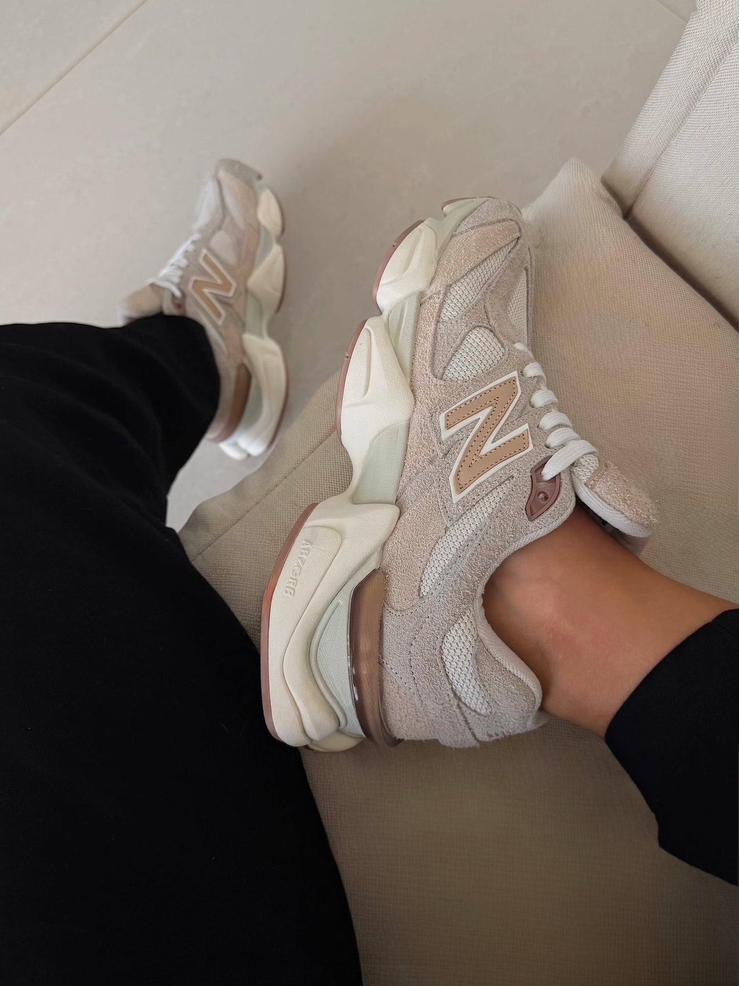 Tênis New Balance 9060 Sea Salt Salmão Off Couro Legítimo