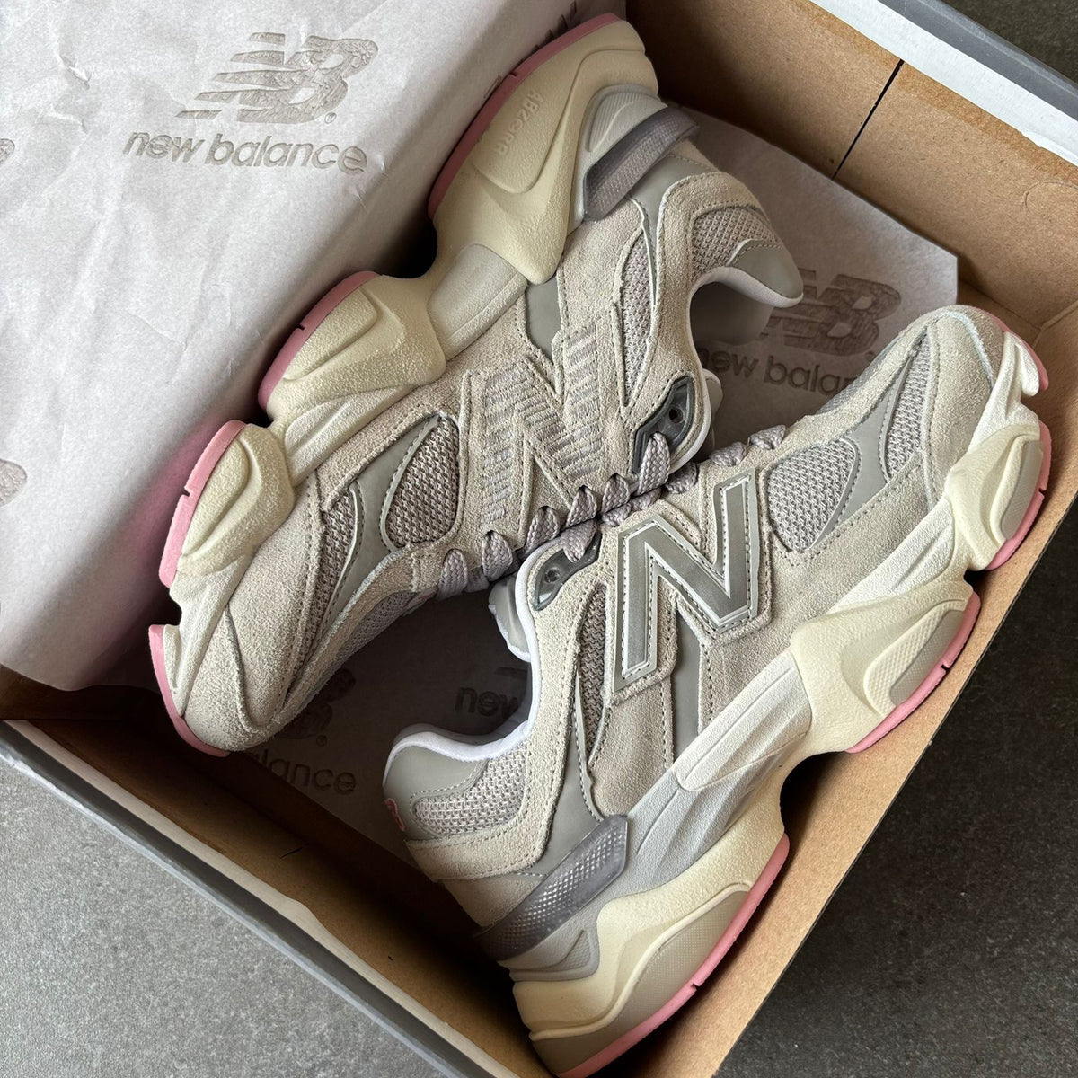 Tênis New Balance 9060 Danone Couro Legítimo