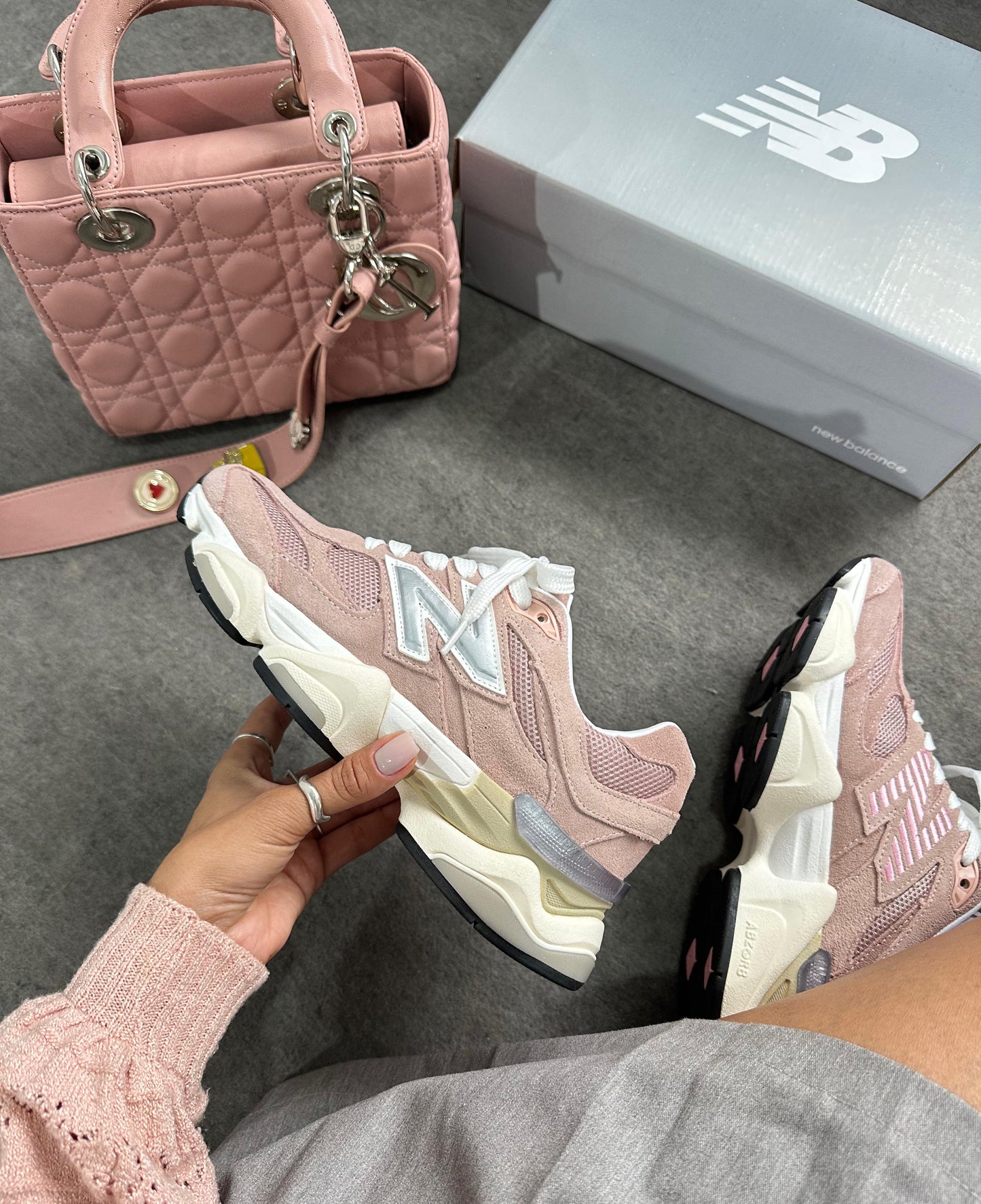 Tênis New Balance 9060 Sea Salt Cinza e Rosa Couro Legítimo