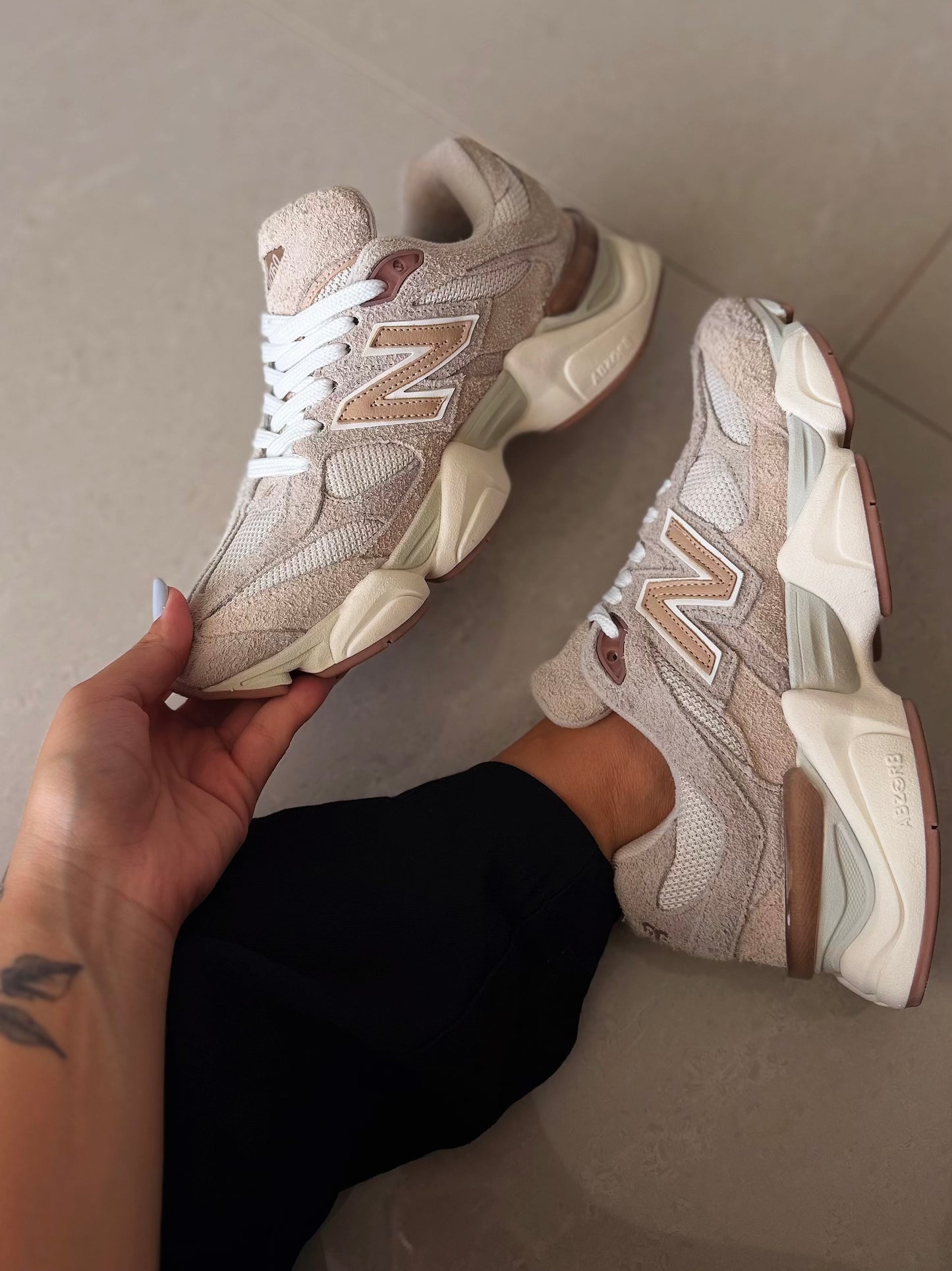 Tênis New Balance 9060 Sea Salt Salmão Off Couro Legítimo