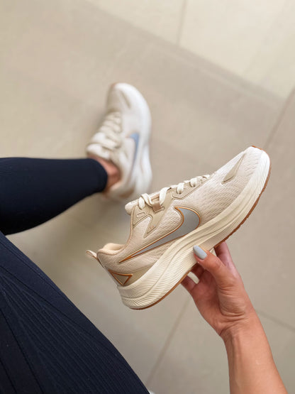 Tênis Nike Running Est 1972 Off White e Caramelo Prime