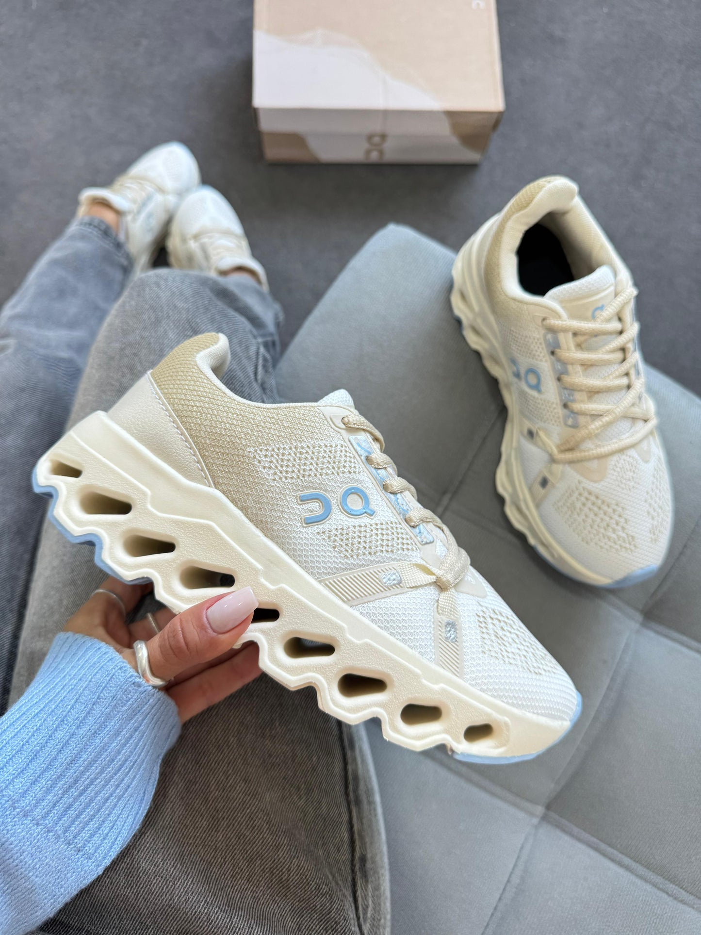 Tênis ON Cloud Cloudsurfer Off White Azul Bebê Prime