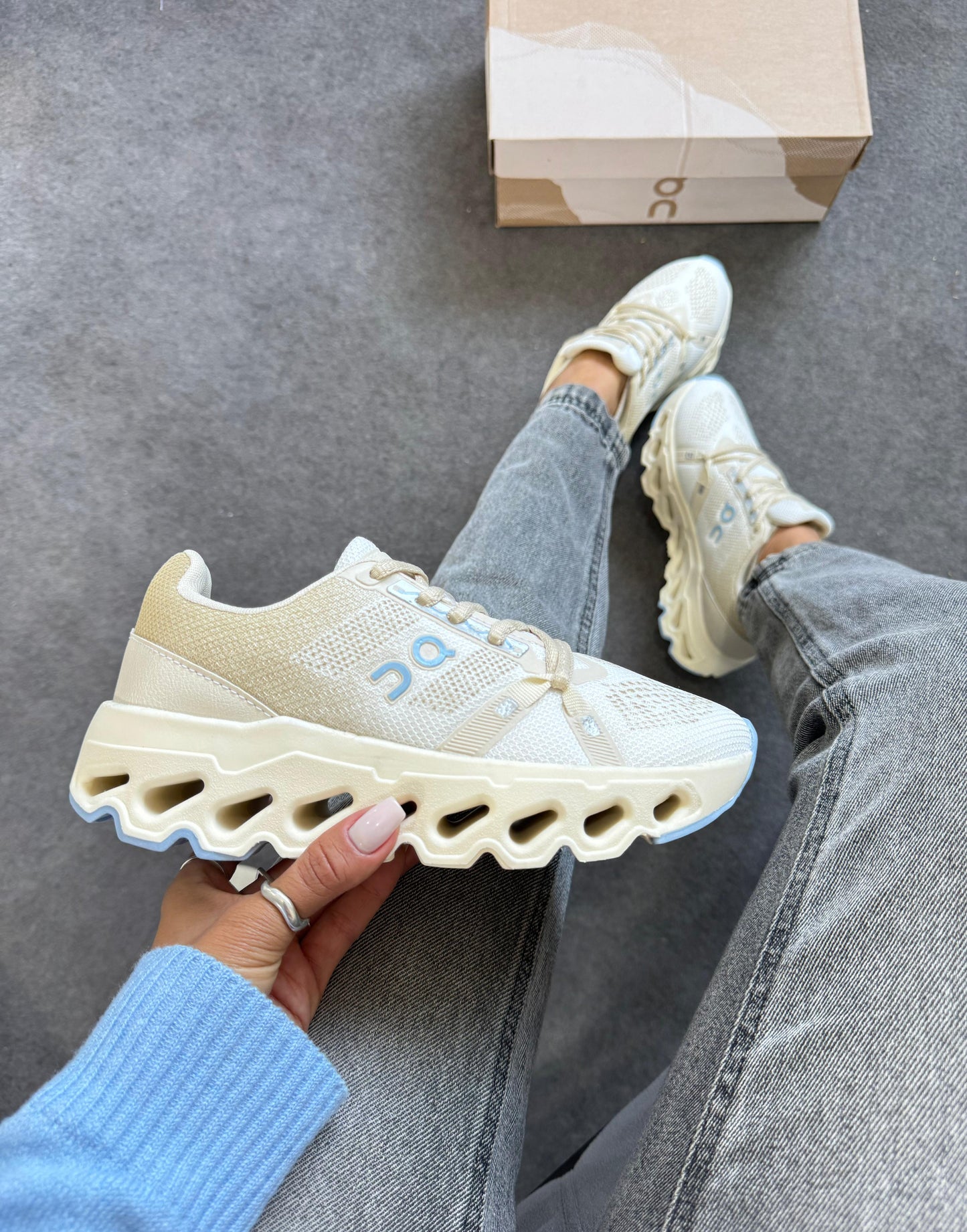 Tênis ON Cloud Cloudsurfer Off White Azul Bebê Prime