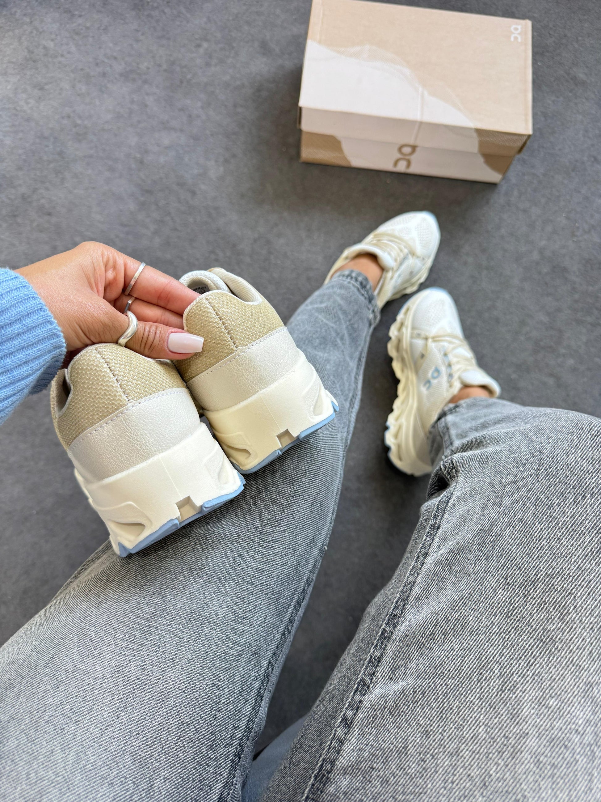 Tênis ON Cloud Cloudsurfer Off White Azul Bebê Prime