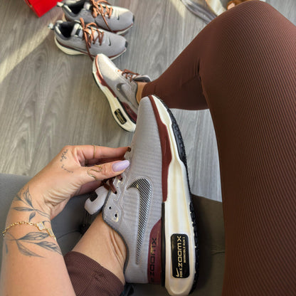 Tênis Nike Zoom X Invincible 3 Cinza e Marrom Premium