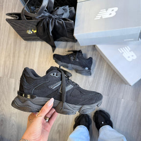 Tênis New Balance 9060 Sea Salt Preto Feminino Couro Legítimo