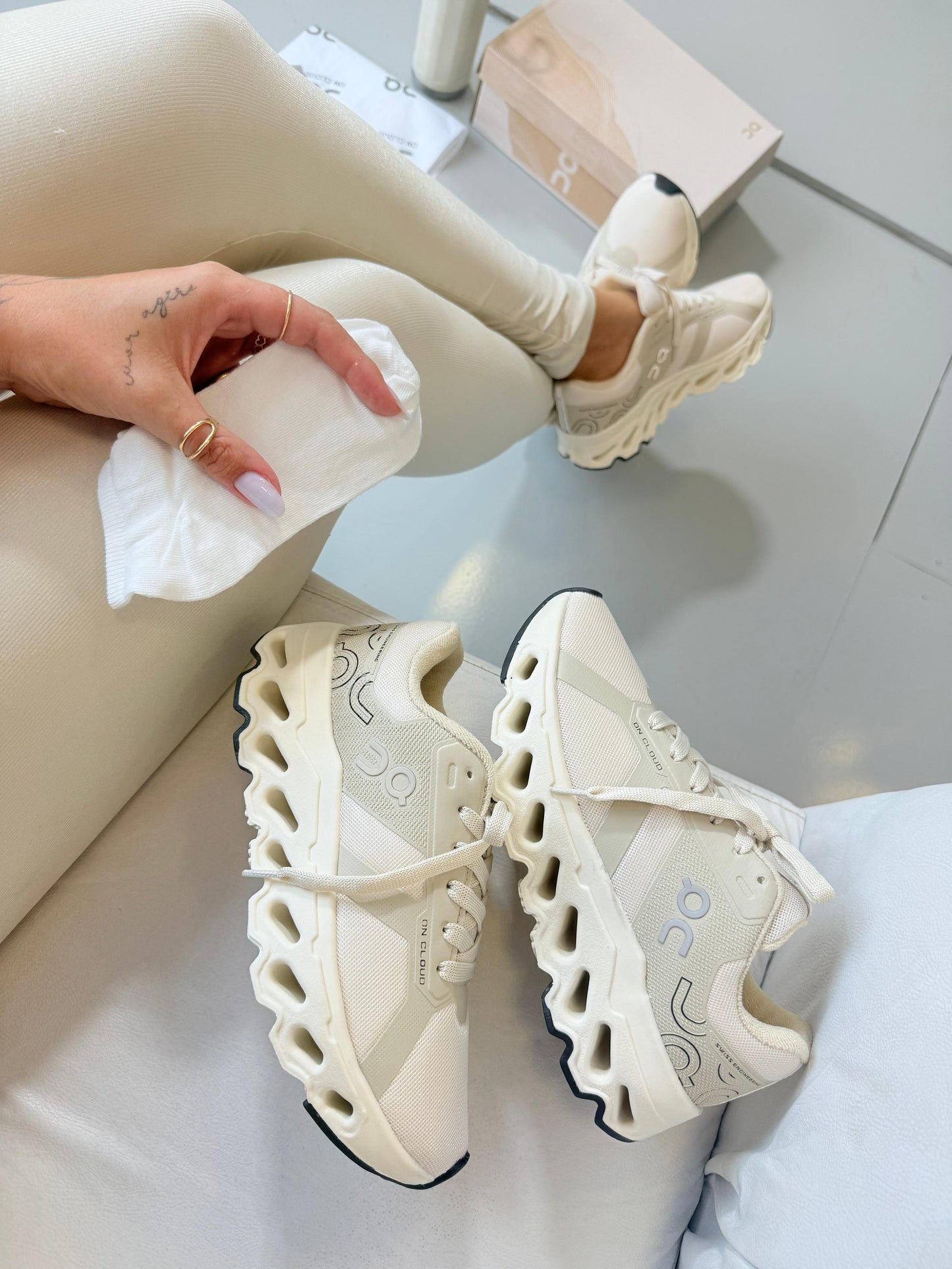 Tênis On Cloud Off White Prime + Meia Soquete