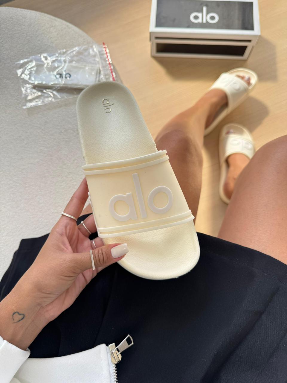 Chinelo Slide Alo Off White + Tiara Premium