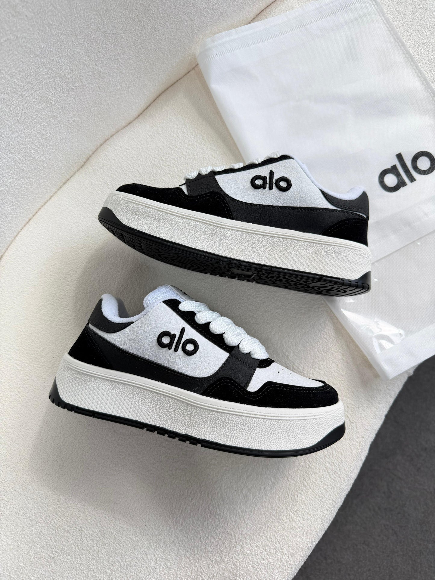 Tênis Alo Branco e Preto Plataforma