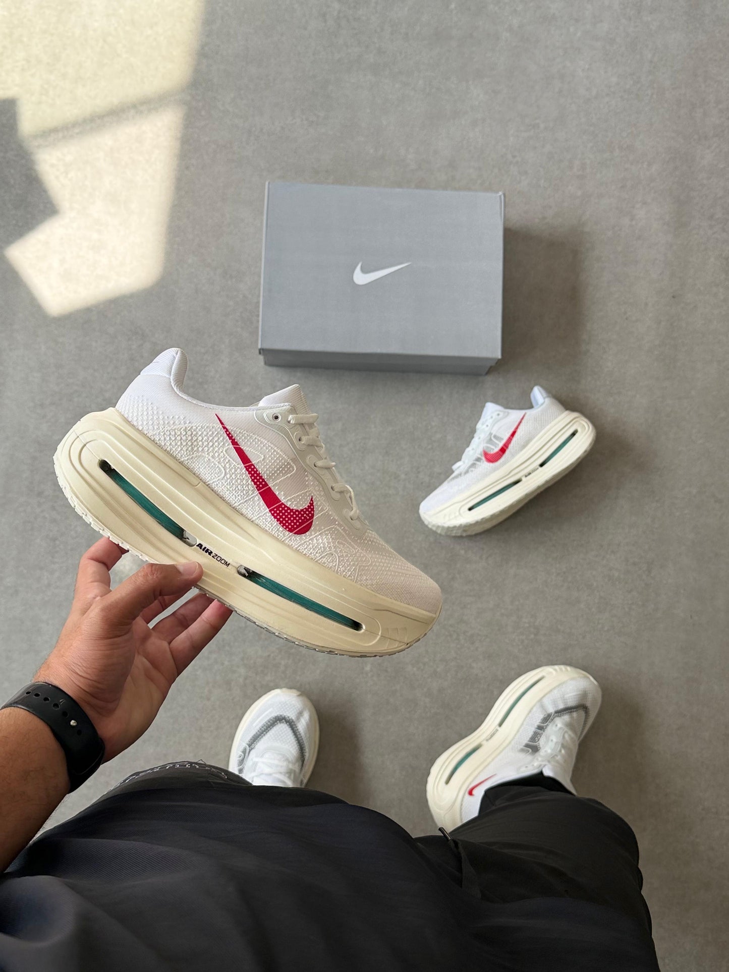 Tênis Nike Vomero Branco e Vermelho Premium