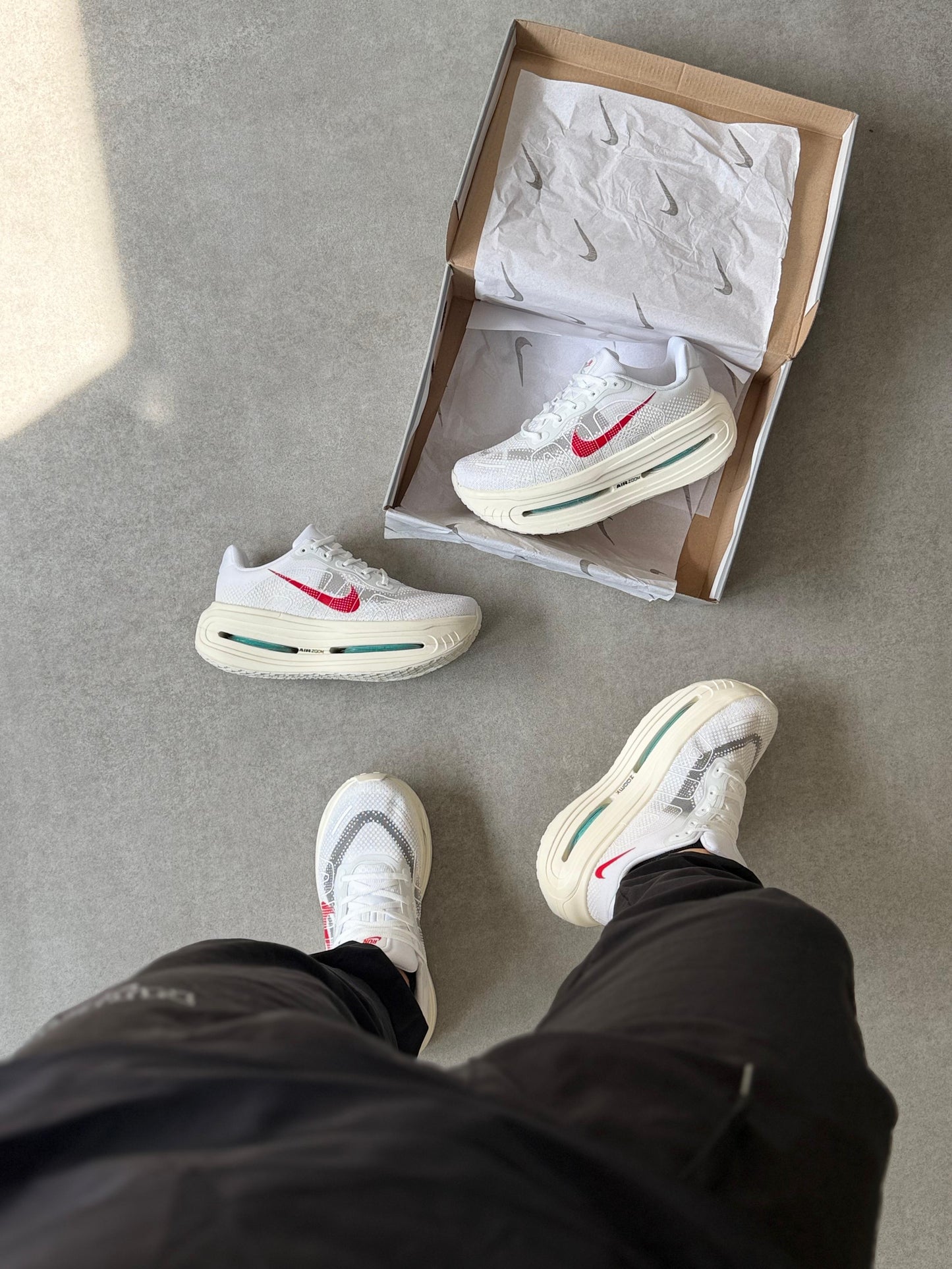 Tênis Nike Vomero Branco e Vermelho Premium