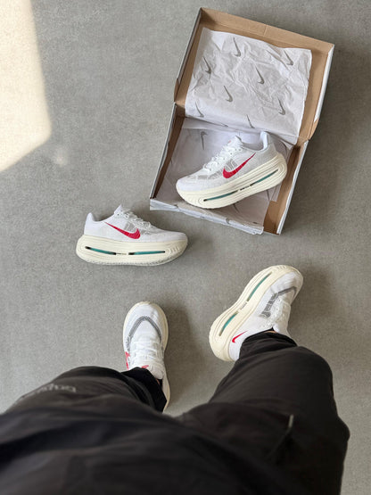 Tênis Nike Vomero Branco e Vermelho Premium
