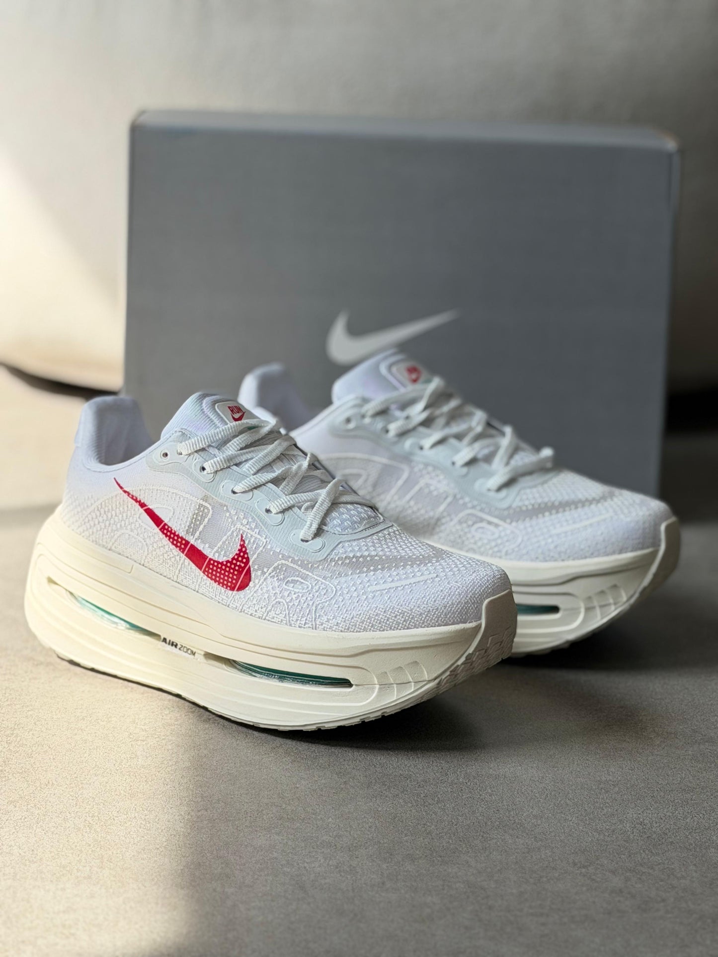 Tênis Nike Vomero Branco e Vermelho Premium