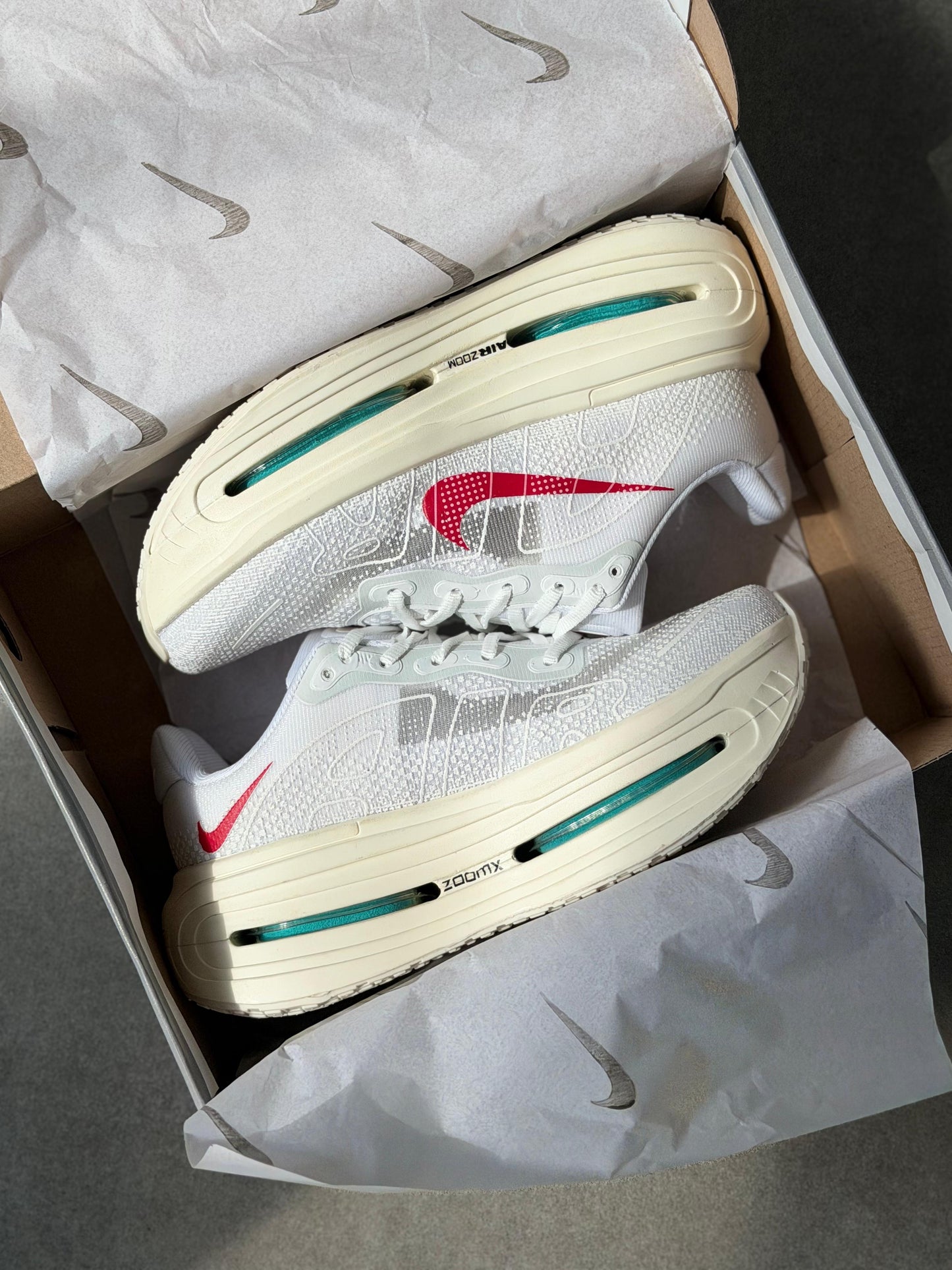 Tênis Nike Vomero Branco e Vermelho Premium