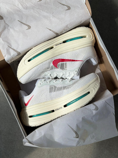 Tênis Nike Vomero Branco e Vermelho Premium