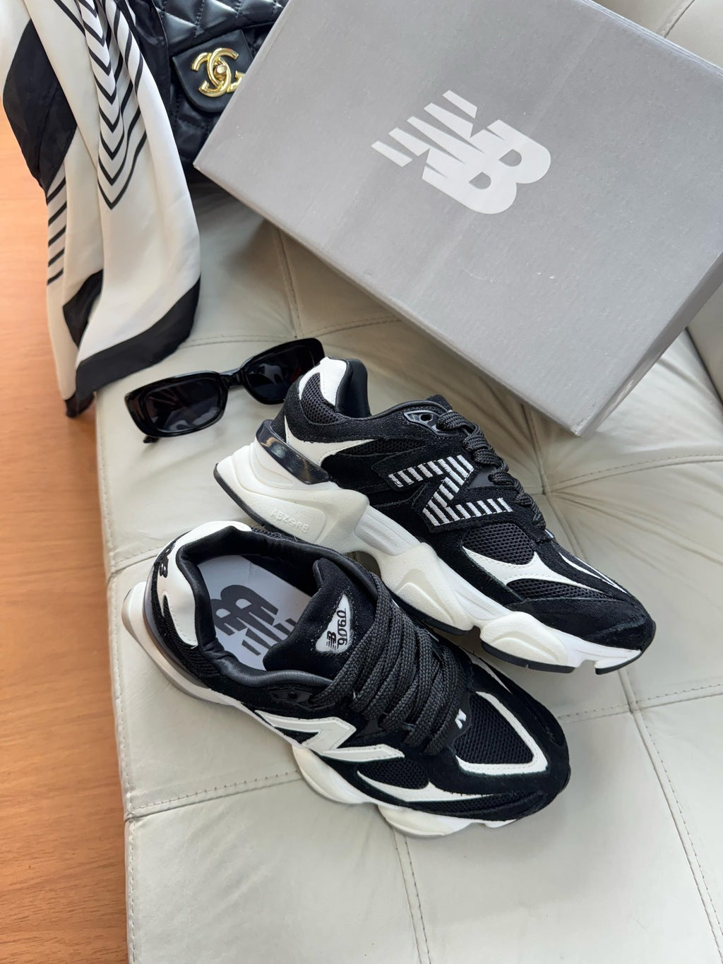 Tênis New Balance 9060 Sea Salt Preto e Branco Feminino Couro Legítimo