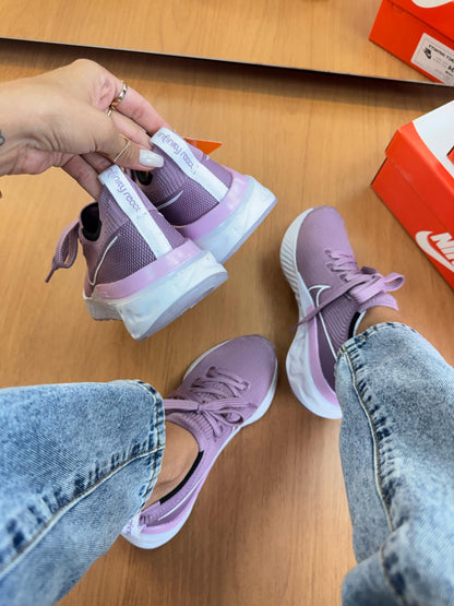 Nike Infinity React Flyknit Lilás Prime (Feminino) – 34 ao 39 | Forma normal | R$ 399,00 | Tênis Divas